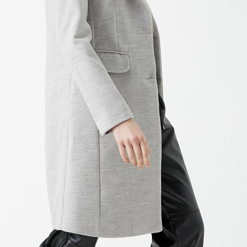 Παλτό με κούμπωμα DE-002 Light Grey – Κολάν για casual αλλά και ξεχωριστές  εμφανίσεις!